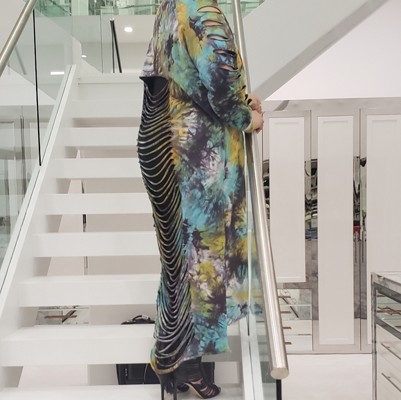 What a show stopper dress. - Picture 3 of 6